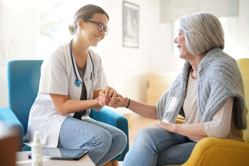 doctor reassuring an older woman struggling with kratom addiction